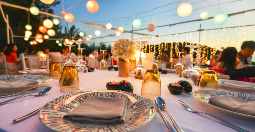 Mesa decorada para bodas y eventos