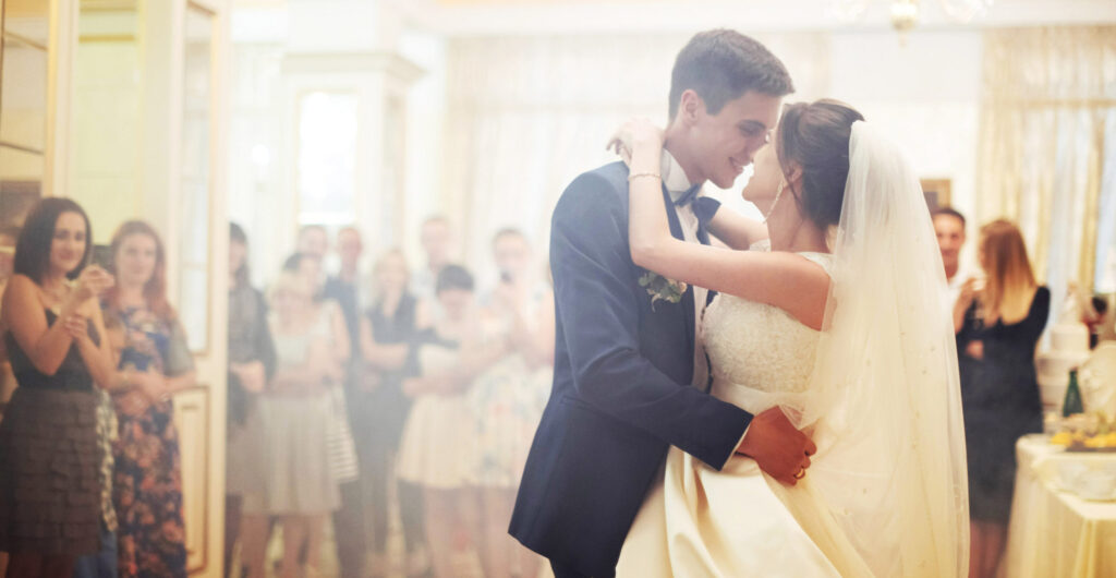 Novios en su baile nupcial