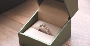 caja abierta acolchada con anillo de compromiso con diamante