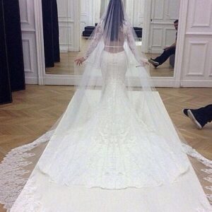 Vestido de novia visto desde la parte de atras de Kim Kardashian frente a un espejo